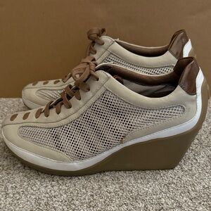 Stylish Tsubo Beige and Brown Wedge Sneakers - size 8.5